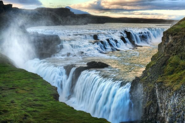 La grande force déchaînée de la cascade