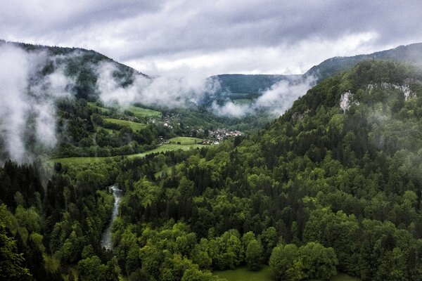 Гірський ландшафт в туманних хмарах