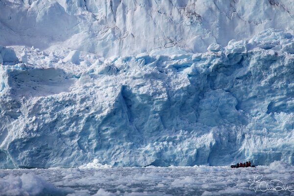 La gente Mira un enorme glaciar