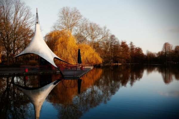 Europa. Bungalow de bosque. Río profundo