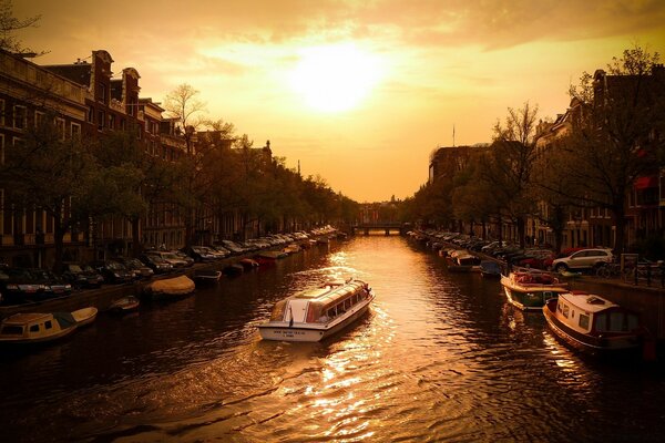 Flussmündung bei Sonnenuntergang in Europa