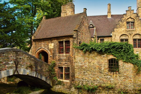 Ancienne maison européenne à laquelle mène le pont