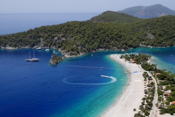 Plage paradisiaque sur fond de collines