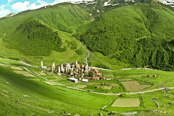 Montañas verdes. Paisaje brillante, montañas