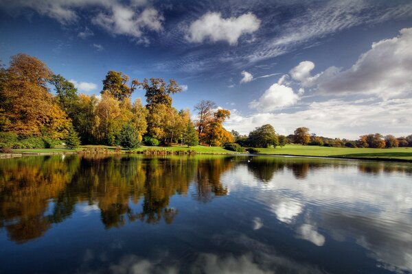 Reflejo de las nubes de aire en el lago