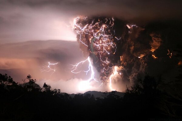 Gewitter am unruhigen Himmel