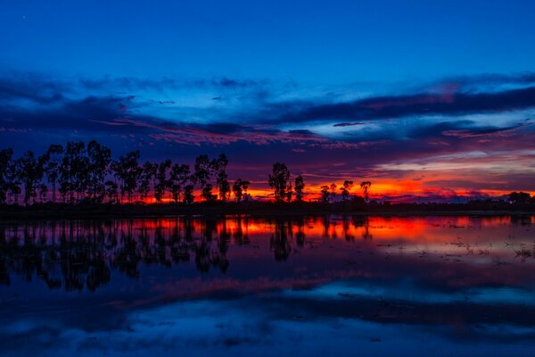 Puesta de sol brillante. Cielo nocturno