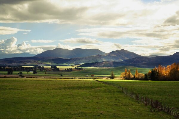 Berge im Himmel. Grenzenlose grüne Wiesen