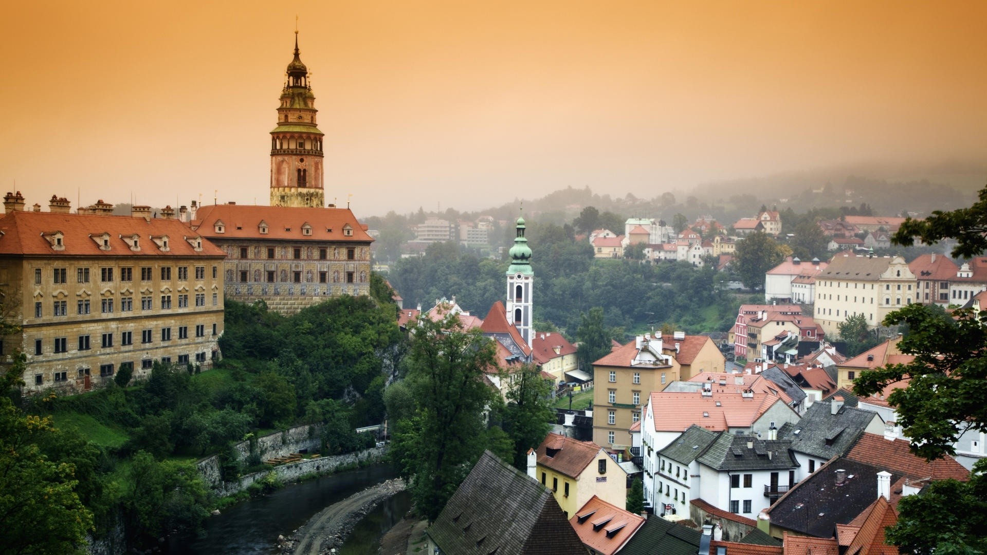 europa arquitetura cidade viagens cidade casa ao ar livre cidade igreja casa telhados velho castelo céu turismo urbano luz do dia