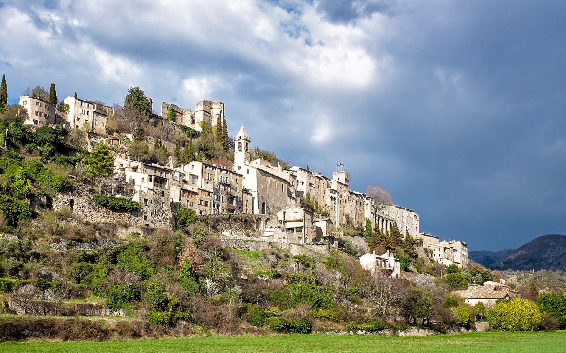 europa architektur reisen haus schloss alt alt stadt stadt gotik haus hügel im freien sehenswürdigkeit himmel tourismus spektakel baum landschaft turm