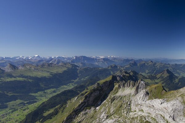 Bergige Landschaft und blauer Himmel