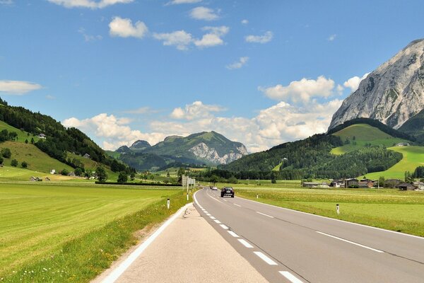 Paisagem de Verão da estrada nas montanhas