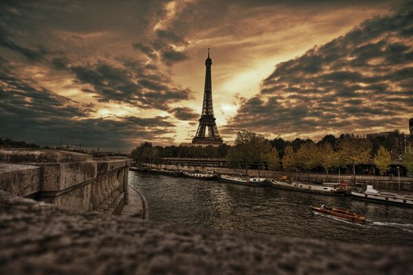 Voyage sur l eau sur fond de coucher de soleil