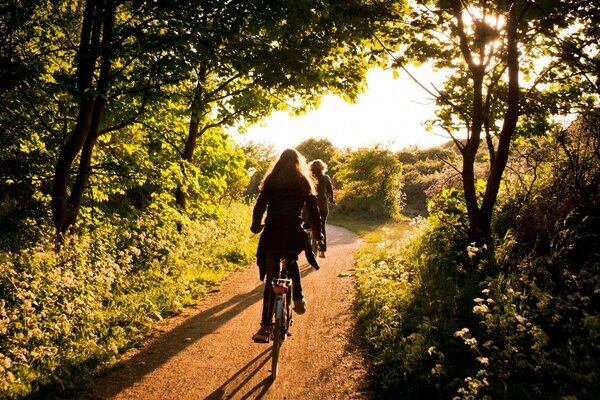 Lange Straße und Radfahrer im Freien