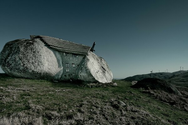 Inusual casa de piedra en las montañas