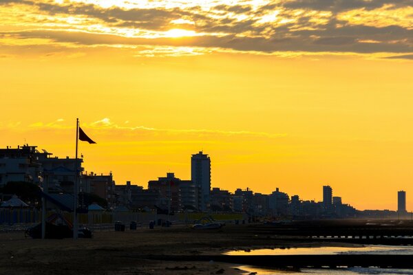 Pôr do sol sobre a cidade europeia