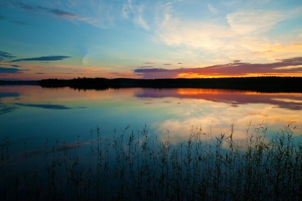 Hermosa puesta de sol junto al río