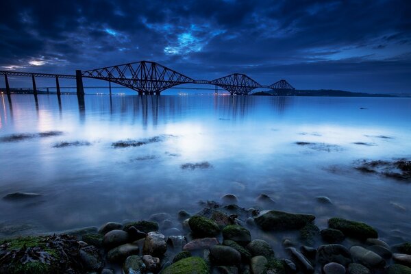 Magnifique océan de nuit sous le pont