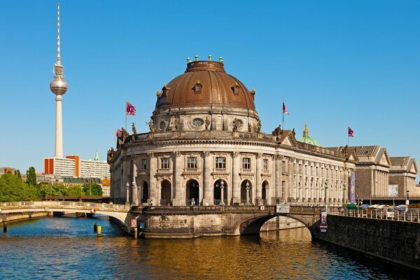 Altes Haus in der Nähe von ruhigem Wasser