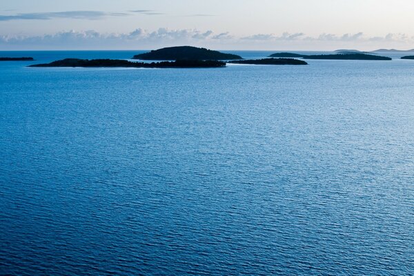 Îles lointaines dans les étendues d eau