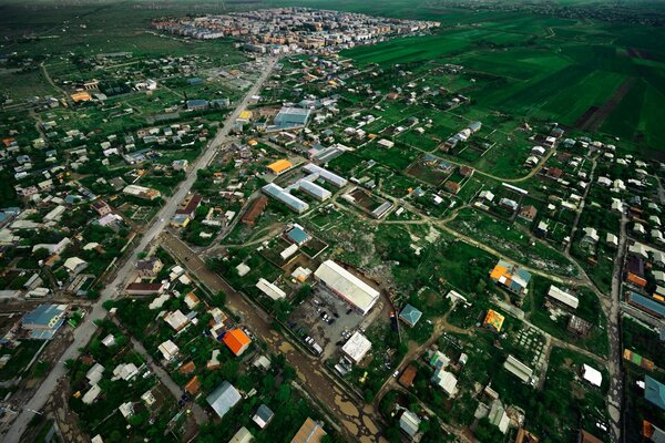 La strada per la città e il viaggio del convoglio