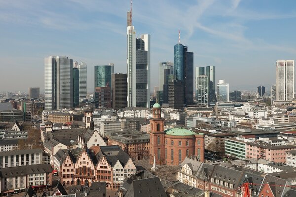 Wolkenkratzer und Gebäude der alten Stiftung