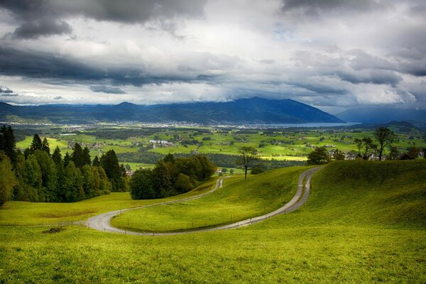 Graslandschaft auf europäischem Himmelshintergrund