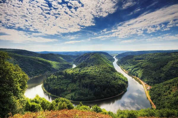 Paisaje de montaña con un río en Europa