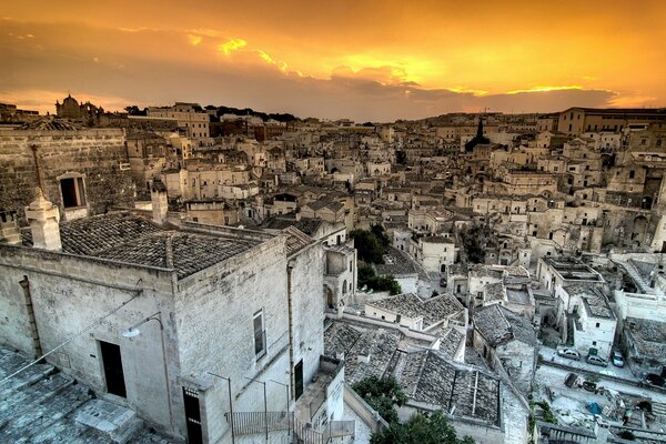 Cidade cinzenta em um pôr do sol brilhante