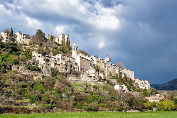 Castelo na colina verde