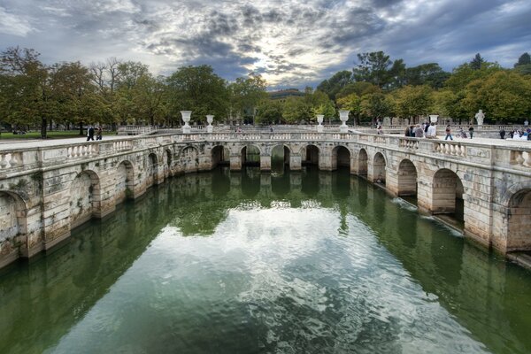 Architektonische Brücke über dem Fluss in Europa