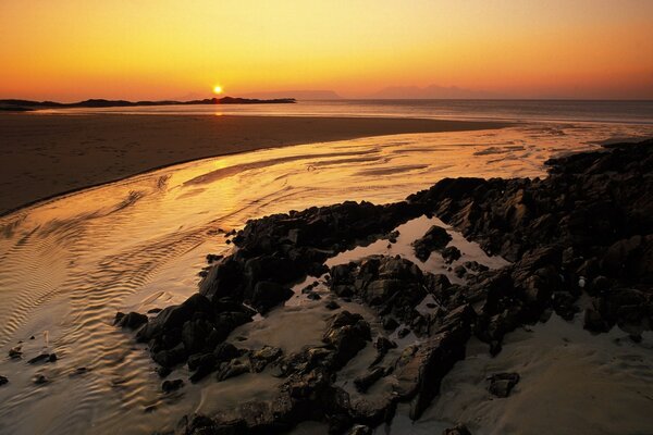 Orange lumineux coucher de soleil sur la plage