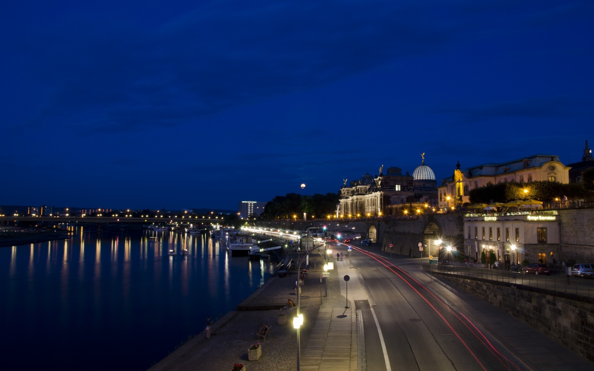 europa ciudad viajes crepúsculo puesta de sol noche agua arquitectura calle puente sistema de transporte cielo ciudad casa urbano río luz tráfico carretera