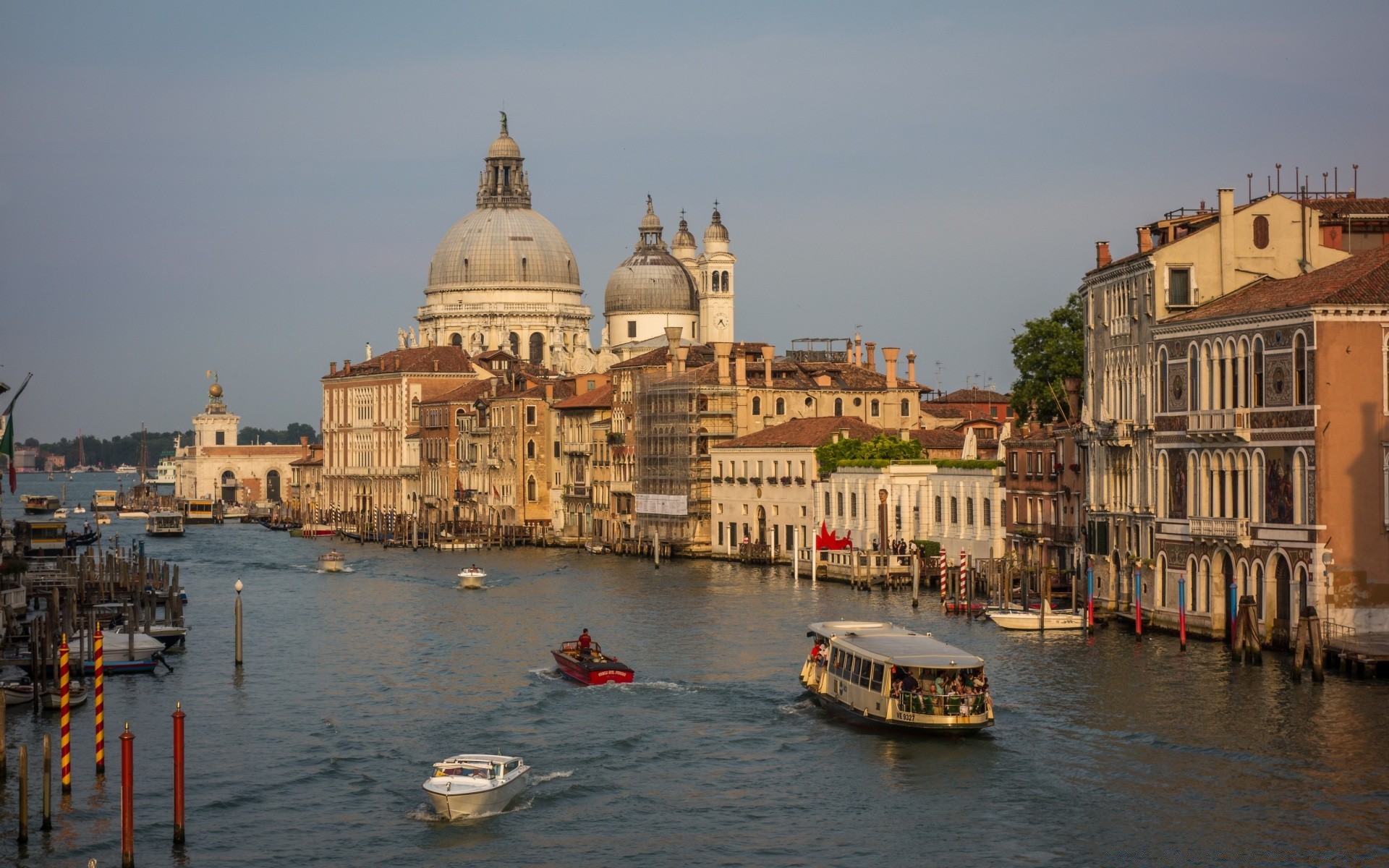 europa viagens arquitetura água canal gôndolas cidade casa rio turismo veneziano luz do dia ao ar livre ponte cidade cidade embarcações céu beira-mar à noite