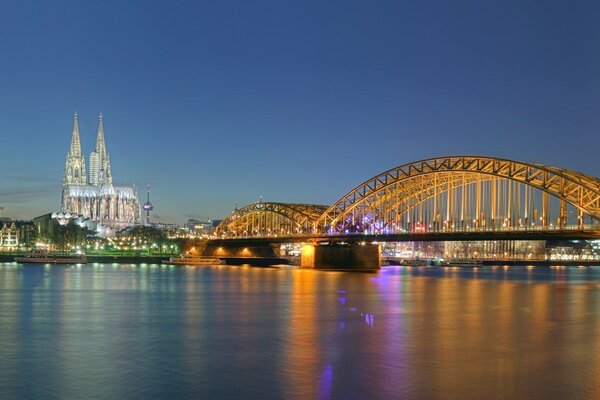 Bellissimo ponte luminoso con bella architettura