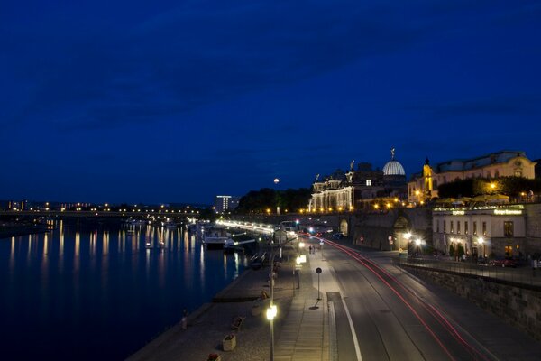 Die Lichter der Nachtstadt entlang des Flusses