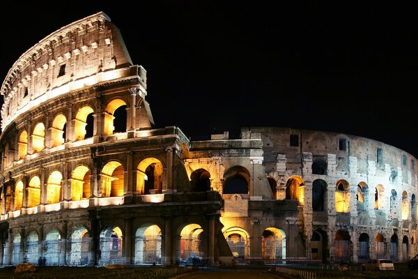 Colosseo illuminato da luci notturne