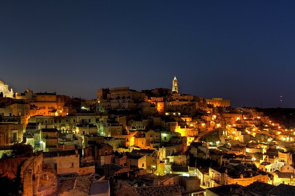 Ciudad mediterránea nocturna en iluminación