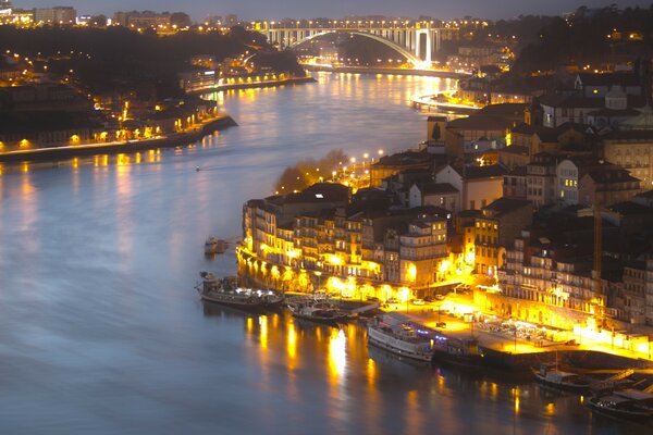 Ein gewundener Fluss fließt durch die Stadt