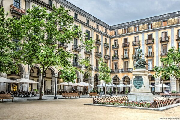 Schöner europäischer Platz mit Denkmal