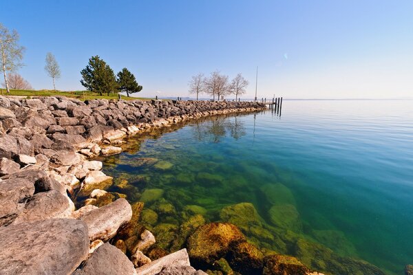 Hermoso mar europeo con un hermoso paisaje