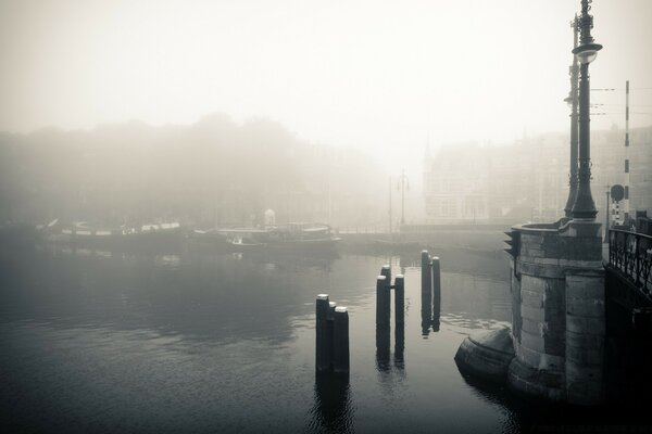 Schwarz-Weiß-Ansicht von der Brücke in den Nebel