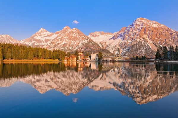 Hohe Berge und wie ein Spiegel ein Bergsee