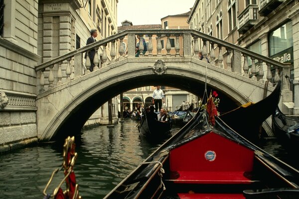 Venezianische Gassen Gondeln und Gondoliere