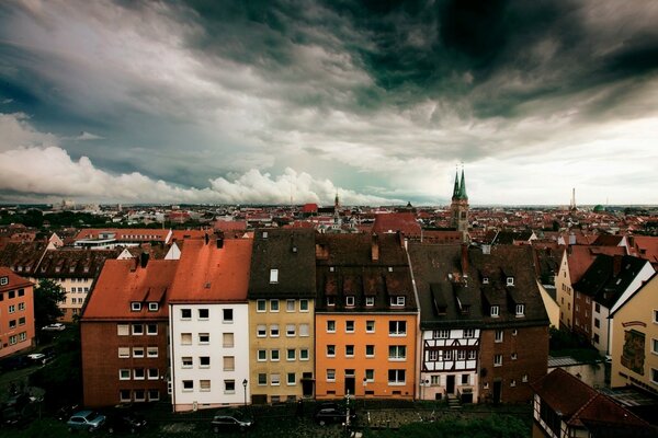 Ciel avec des nuages et la ville ci-dessous