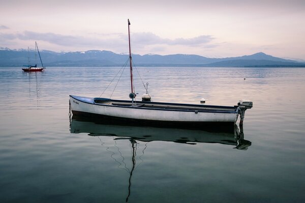 Calme et voilier. Matin brumeux