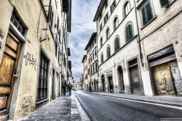 Calle estrecha Europea entre casas antiguas