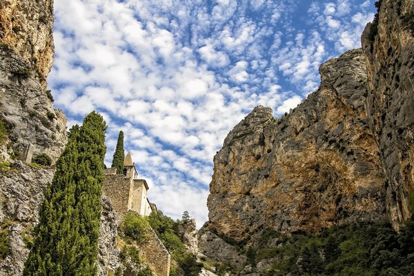 Ein Schloss an einem magischen Ort auf einem Felsen