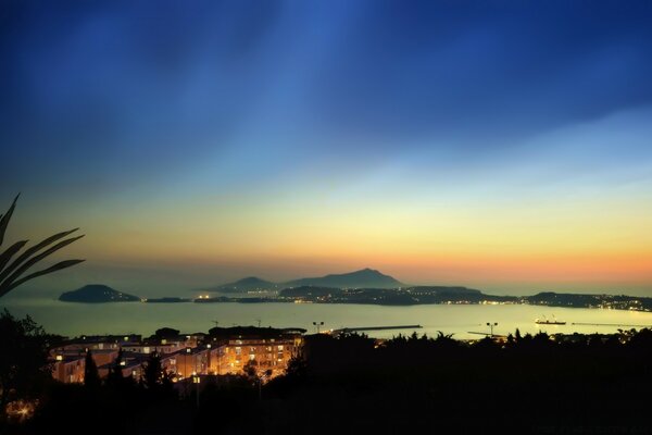 O suave céu do amanhecer sobre o mar