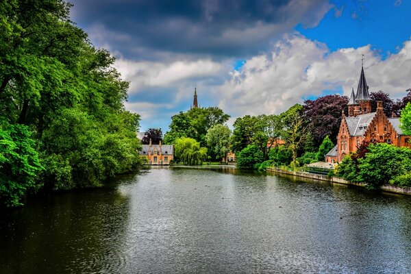 Europäischer Fluss mit Schloss am Ufer